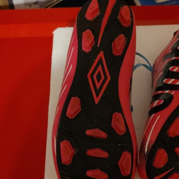 SALE! Umbro girl's pink soccer shoes size 1.5 - Picture 3 of 4